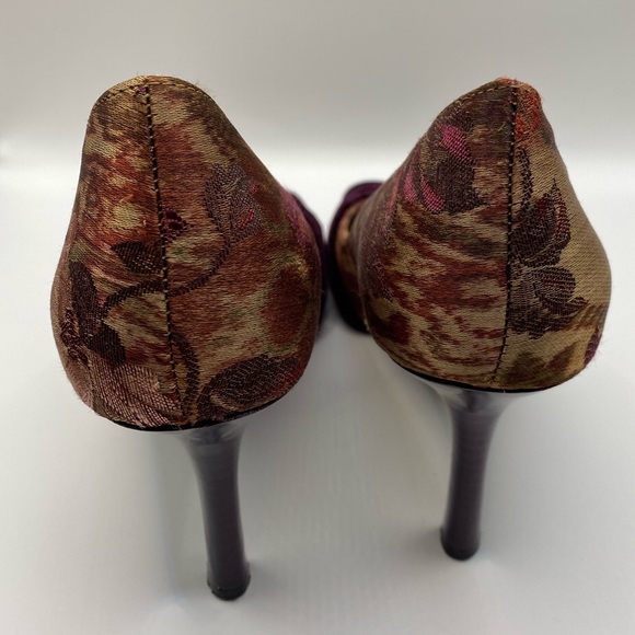 Nine West velvet & brocade heels. Burgundy & gold w/ bronze buckle. Size 7. - Picture 4 of 12